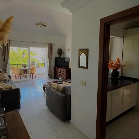 Casa Casablanca Carlos Park, Tranquil Yet Area 15 Minutes Walk To Town Centre بيت للعطل