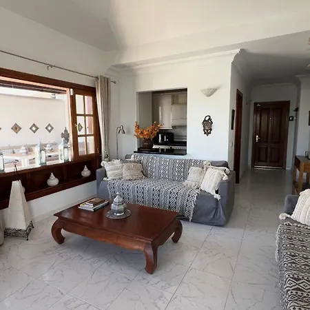 Casa Casablanca Carlos Park, Tranquil Yet Area 15 Minutes Walk To Town Centre * Playa Blanca