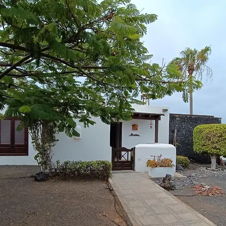 Casa Casablanca Carlos Park, Tranquil Yet Area 15 Minutes Walk To Town Centre * Playa Blanca