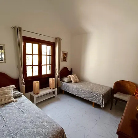 Casa Casablanca Carlos Park, Tranquil Yet Area 15 Minutes Walk To Town Centre * Playa Blanca