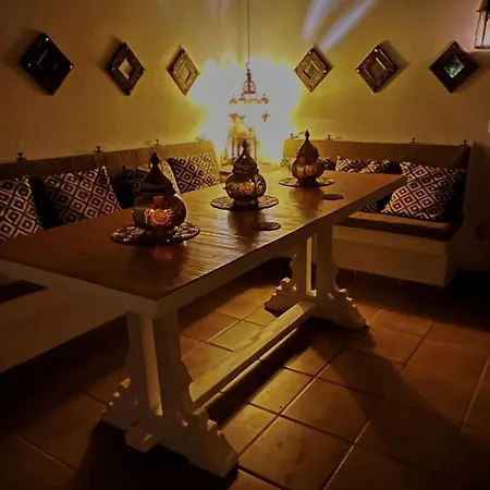 Casa Casablanca Carlos Park, Tranquil Yet Area 15 Minutes Walk To Town Centre بيت للعطل *