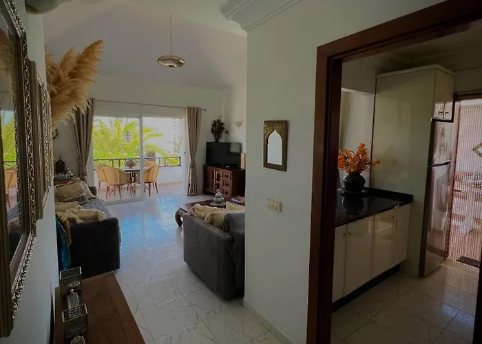 Casa Casablanca Carlos Park, Tranquil Yet Area 15 Minutes Walk To Town Centre بيت للعطل