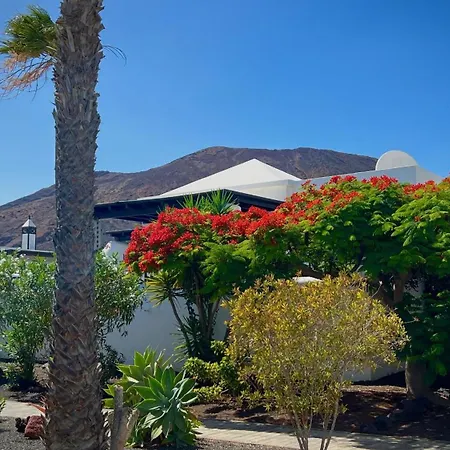 Casa Casablanca Carlos Park, Tranquil Yet Area 15 Minutes Walk To Town Centre Holiday home *